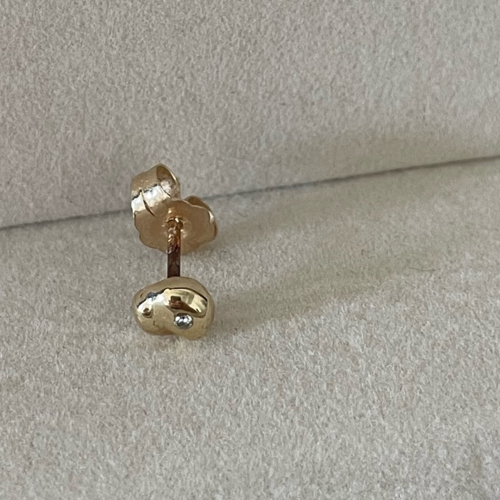 Ochre objects 14k gold earring with diamond